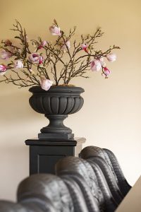 Luxe tuinvaas op voet met magnolia takken