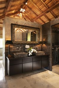 Luxe badkamer met prachtige spiegel en verlichting